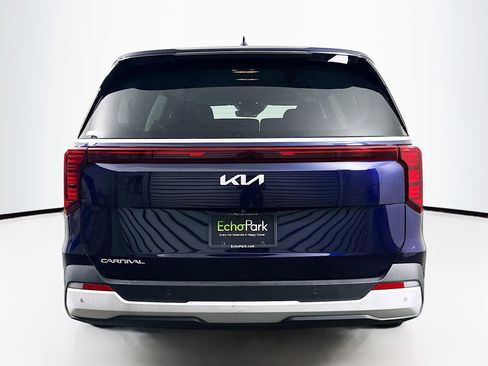 Used 2025 Kia Carnival FWD image 7