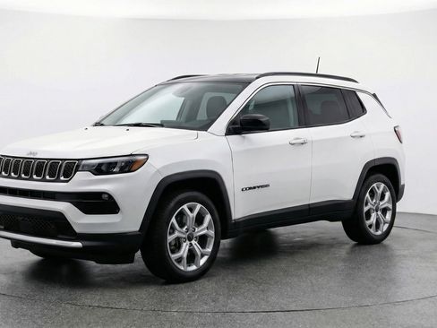 Used 2025 Jeep Compass Latitude image 3