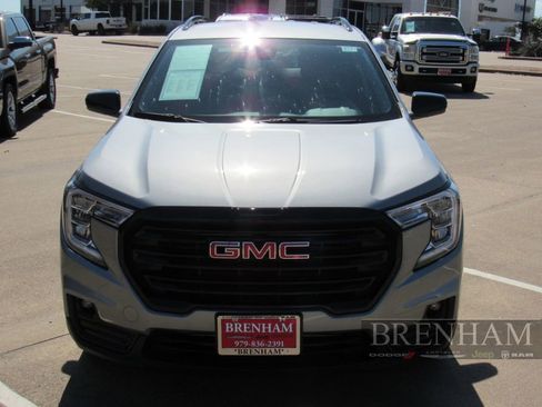 Used 2024 GMC Terrain SLT w/ Elevation Edition FWD image 9