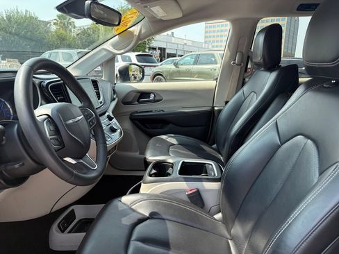 Used 2023 Chrysler Pacifica Touring-L FWD image 15