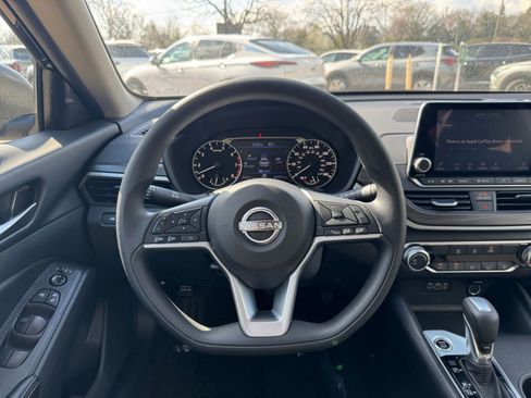 Used 2025 Nissan Altima 2.5 SV image 30