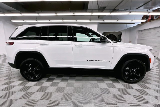 Used 2023 Jeep Grand Cherokee Altitude AWD/4WD image 14