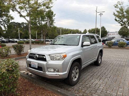 Used 2013 Toyota 4Runner SR5 AWD/4WD image 3