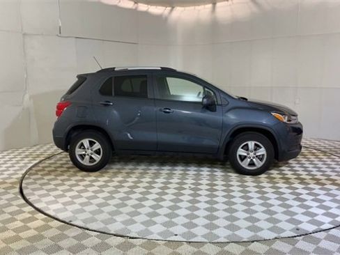 Used 2022 Chevrolet Trax LT w/ LT Convenience Package image 9