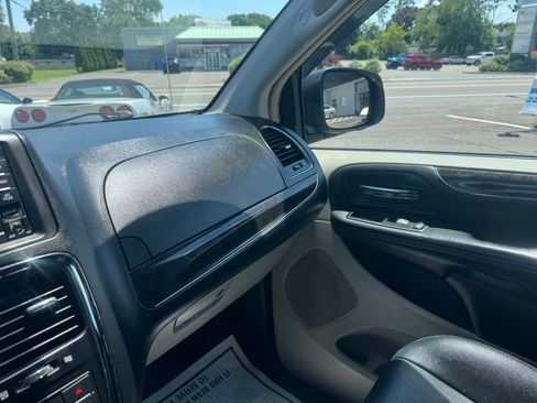 Used 2014 Chrysler Town & Country Touring FWD image 37