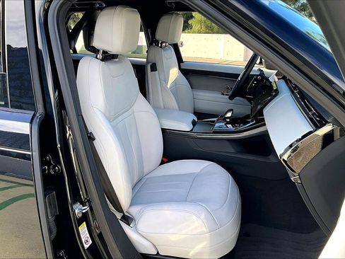 Used 2025 Land Rover Range Rover Sport image 6