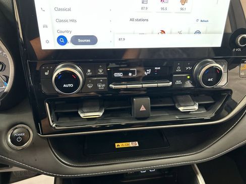 Used 2025 Toyota Highlander XLE image 16