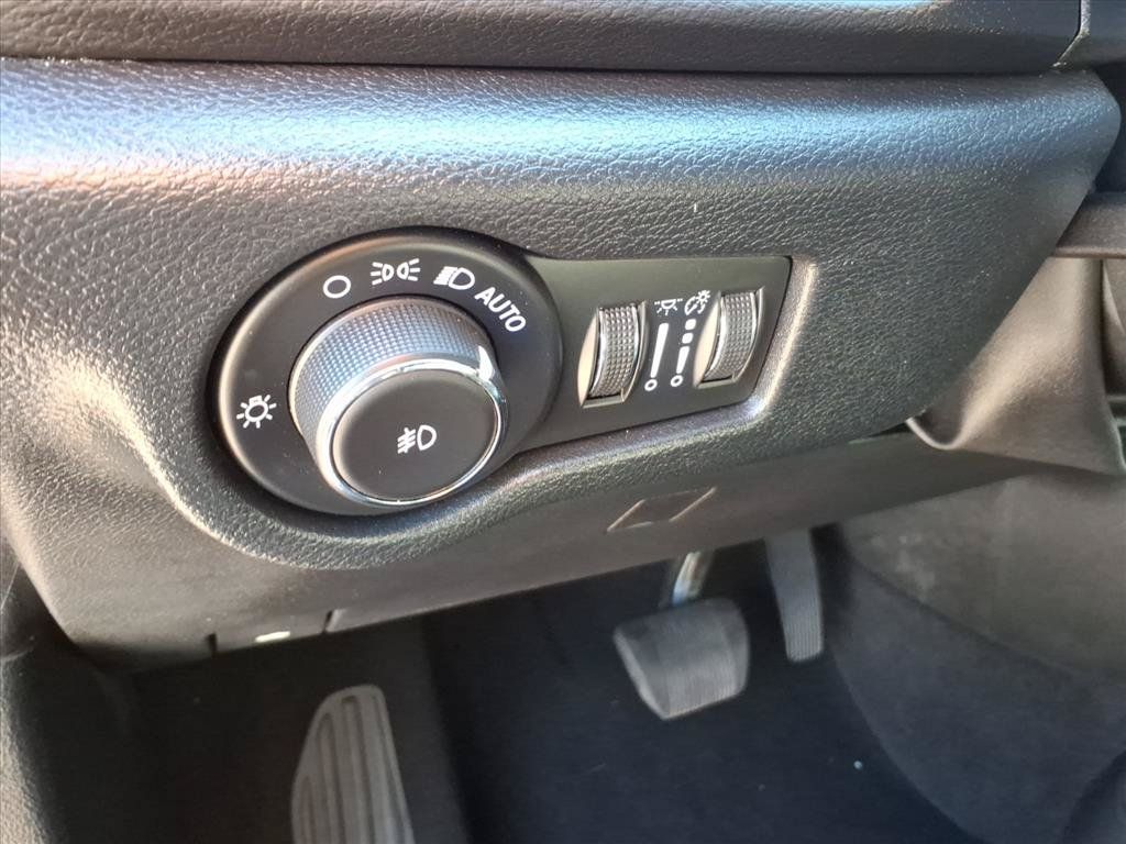 Used 2025 Chrysler Pacifica Select FWD image 21