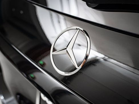 Used 2025 Mercedes-Benz GLC 300 4MATIC image 17