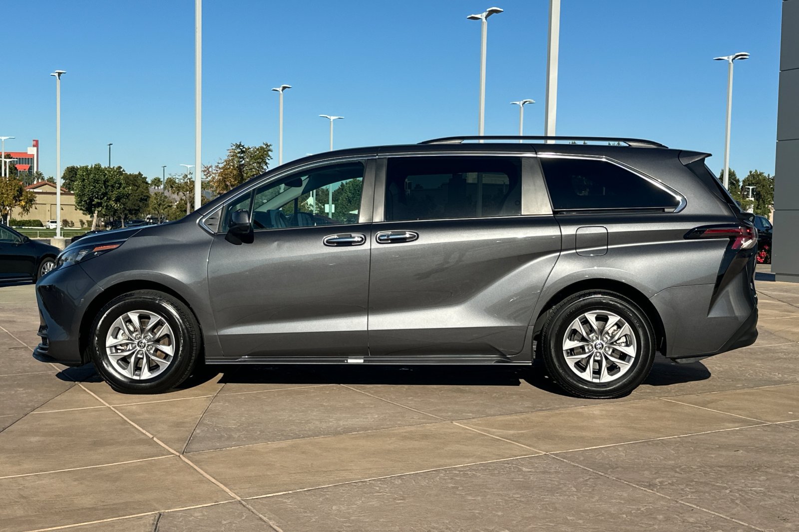 Certified 2025 Toyota Sienna XLE FWD image 8