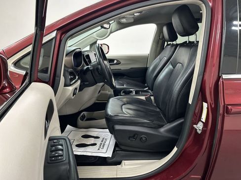 Used 2018 Chrysler Pacifica Touring-L w/ Tire & Wheel Group image 9