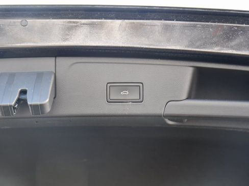 Used 2022 Volkswagen Atlas Cross Sport SE image 19