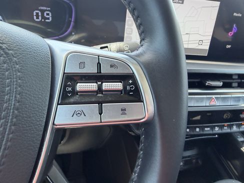 Certified 2025 Kia Telluride S FWD image 33