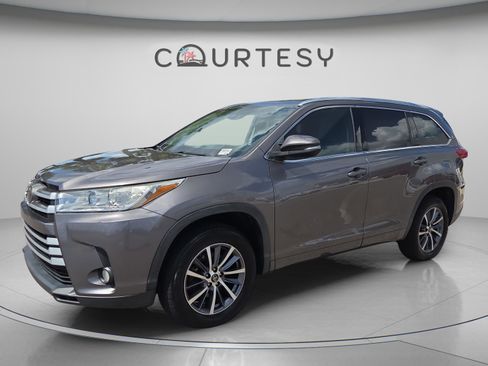 Used 2018 Toyota Highlander XLE image 1