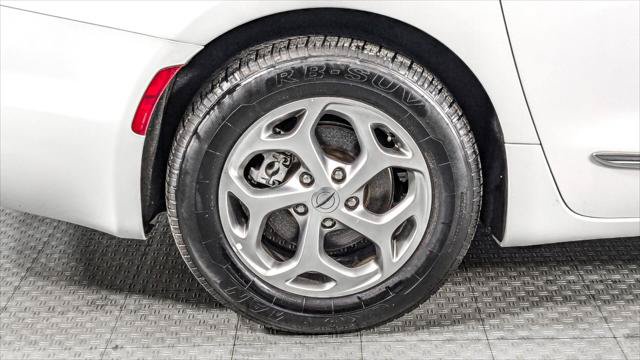 Used 2023 Chrysler Pacifica Limited FWD image 36