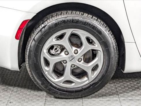 Used 2023 Chrysler Pacifica Limited FWD image 36