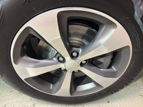Used 2019 Jeep Cherokee Limited AWD/4WD image 38