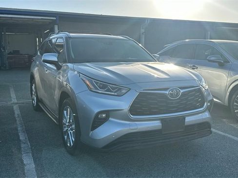 Used 2020 Toyota Highlander Limited image 2