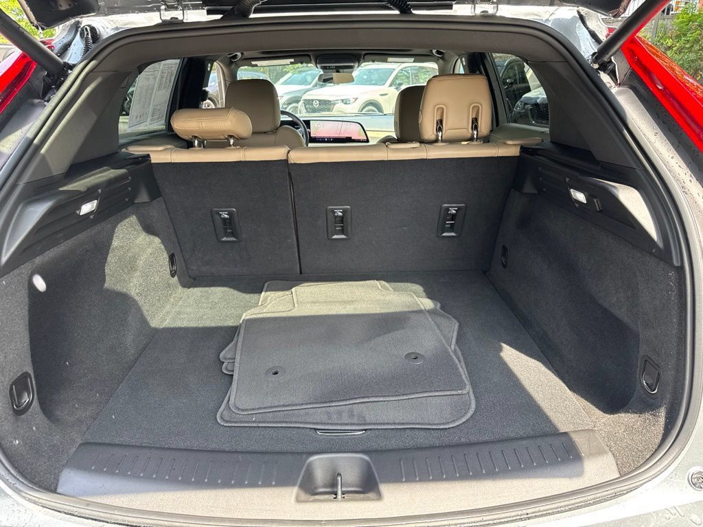 Used 2024 Cadillac XT4 Luxury w/ Cold Weather Package FWD image 35