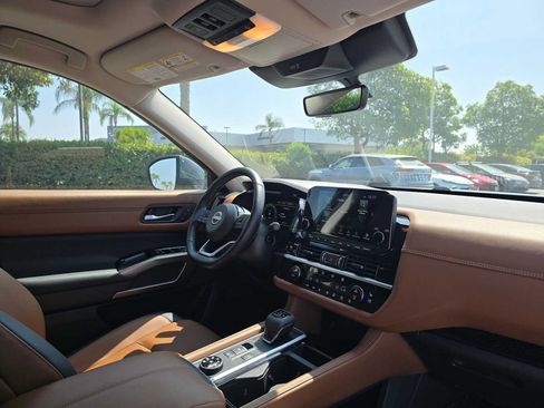 Used 2025 Nissan Pathfinder Platinum AWD/4WD image 11