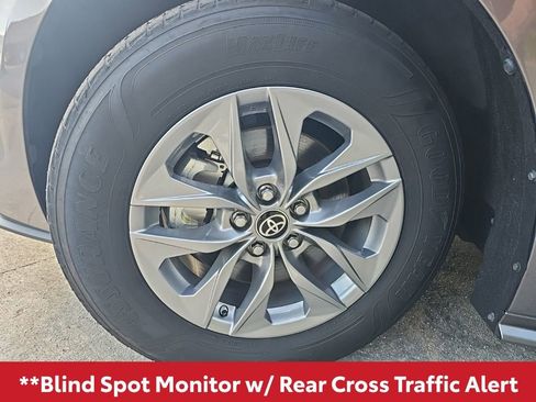 Used 2023 Toyota Sienna XLE FWD image 4