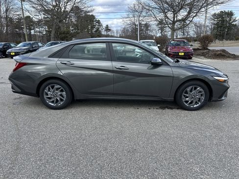 New 2026 Hyundai Elantra Hybrid FWD image 8