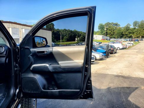 Used 2016 Toyota Tacoma SR5 w/ Towing Package RWD image 18