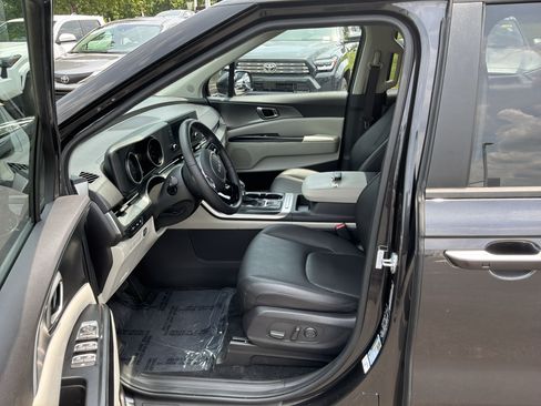 Used 2024 Kia Carnival LX FWD image 16