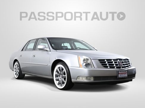 Used 2008 Cadillac DTS w/ Sun And Navigation Package FWD image 3