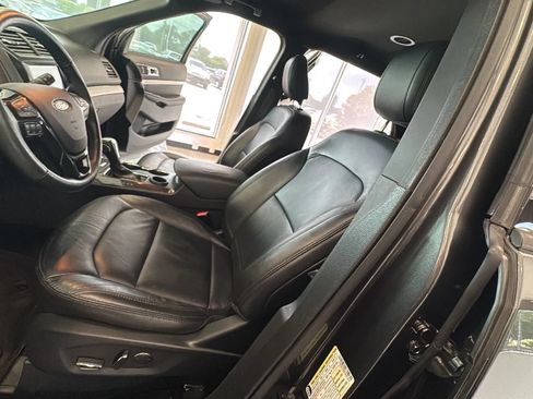 Used 2018 Ford Explorer XLT w/ Equipment Group 202A FWD image 27