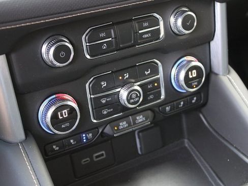 Used 2023 GMC Yukon SLT w/ SLT Premium Package image 27