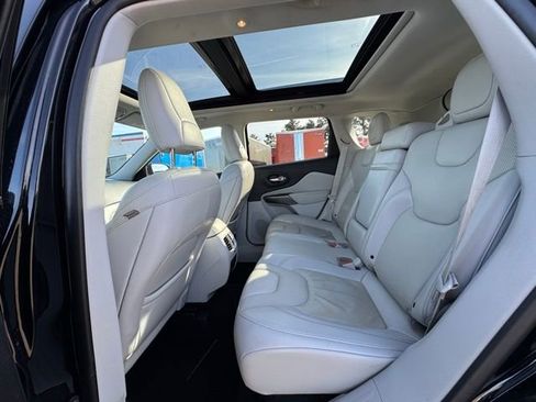 Used 2019 Jeep Cherokee Limited image 14