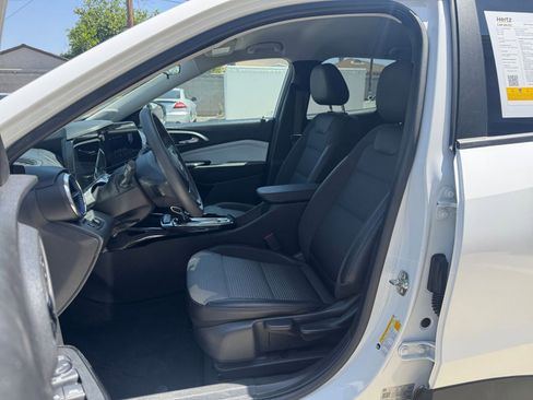 Used 2025 Chevrolet Trax LT FWD image 27