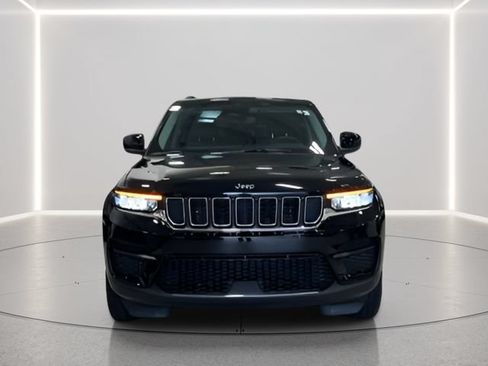 Used 2023 Jeep Grand Cherokee Laredo w/ Luxury Tech Group I AWD/4WD image 4