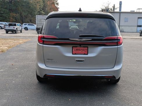 New 2026 Chrysler Pacifica Select image 4