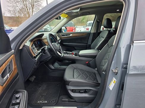 Used 2025 Volkswagen Atlas SE image 17