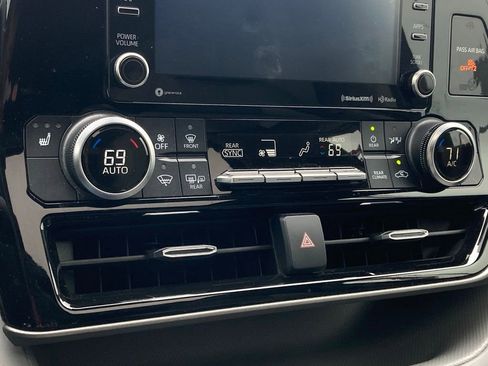 Used 2022 Toyota Highlander XLE FWD image 26