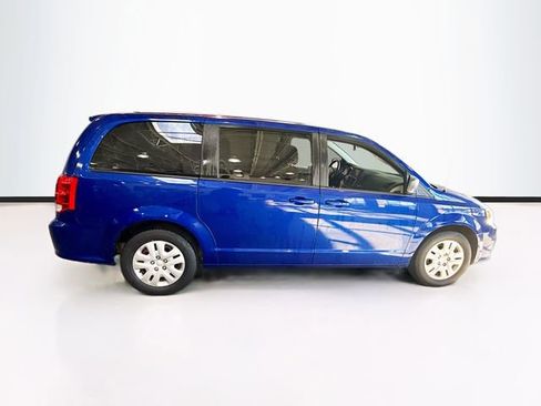 Used 2018 Dodge Grand Caravan SE w/ UConnect Hands-Free Group image 5