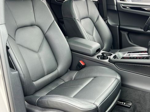 Certified 2025 Porsche Macan AWD/4WD image 16