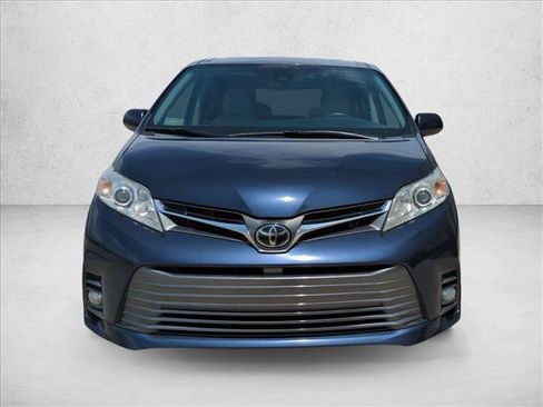 Used 2020 Toyota Sienna XLE w/ Entertainment Package FWD image 2