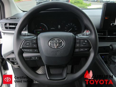 Used 2026 Toyota Sienna LE image 34