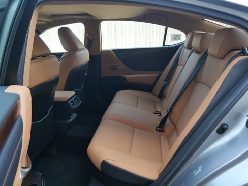 Used 2025 Lexus ES 300h w/ Premium Package image 10