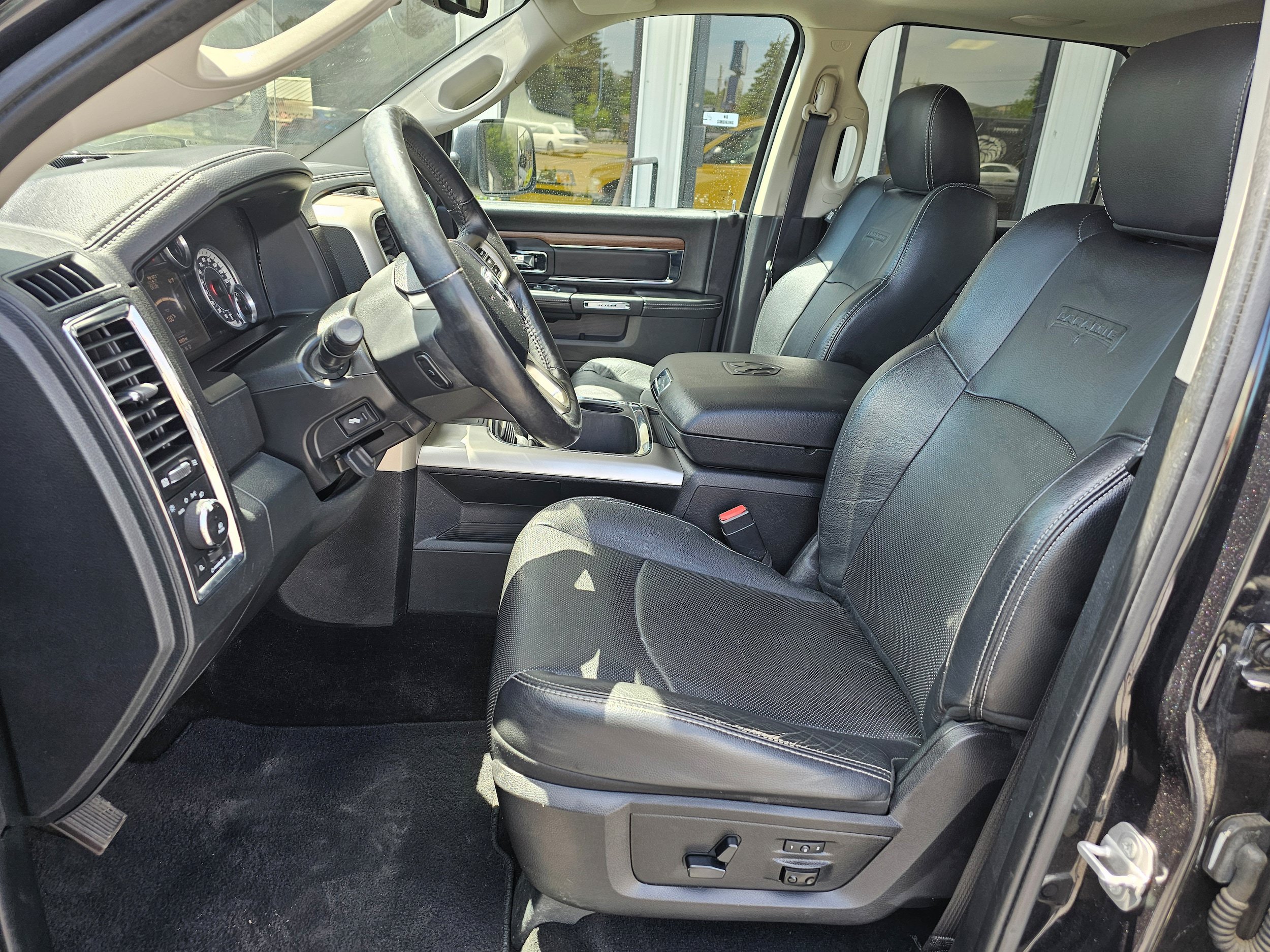 Used 2016 RAM 1500 Laramie w/ Convenience Group AWD/4WD image 10
