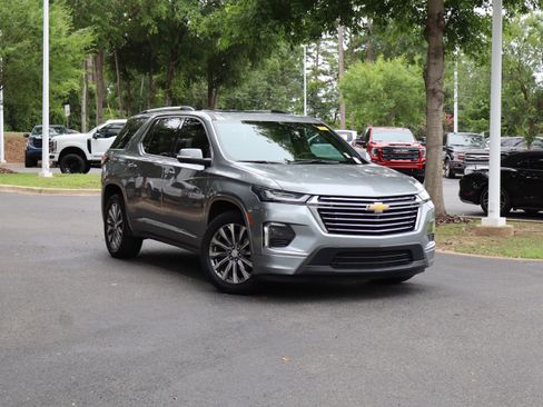 Used 2023 Chevrolet Traverse Premier FWD image 2