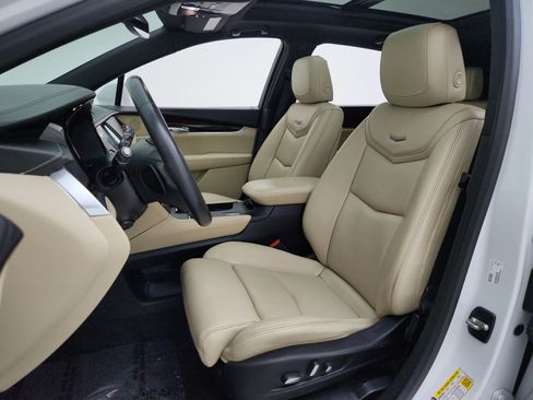 Used 2017 Cadillac XT5 Luxury w/ Driver Awareness Package FWD image 17