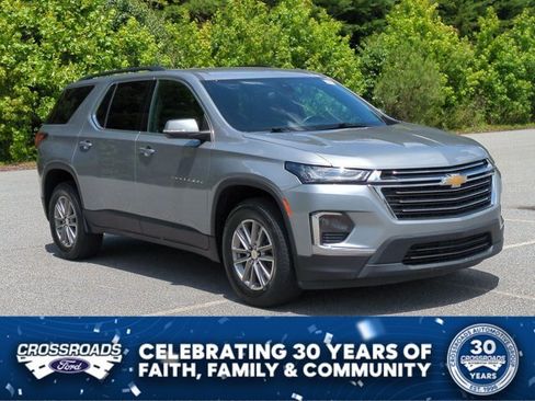 Used 2023 Chevrolet Traverse LT FWD image 2