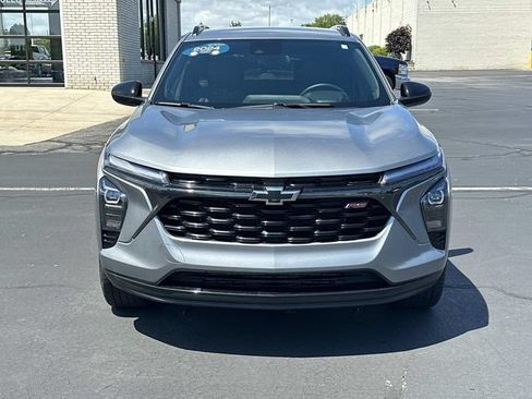 Used 2024 Chevrolet Trax RS w/ Driver Confidence Package FWD image 3