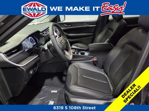 New 2025 Jeep Grand Cherokee L Limited w/ Black Appearance Package AWD/4WD image 9