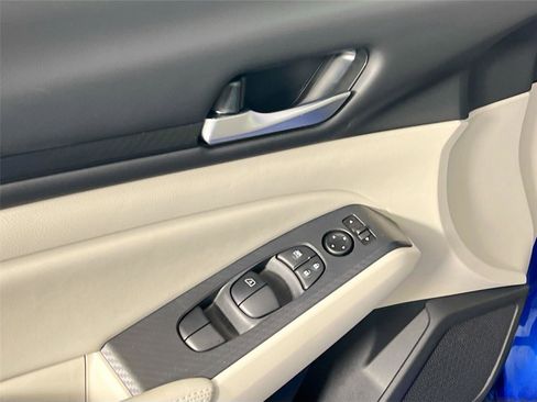 Used 2025 Nissan Altima 2.5 SV image 17