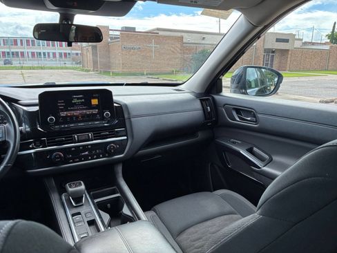 Used 2025 Nissan Pathfinder SV FWD image 33